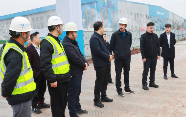 南溪經開區(qū)黨工委副書記、管委會主任李勇一行蒞臨遠東股份宜賓智能產業(yè)園調研指導