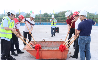 喜封金頂！宜賓遠(yuǎn)東電纜二期交聯(lián)機(jī)主機(jī)樓圓滿(mǎn)封頂，產(chǎn)能升級(jí)再啟新程。